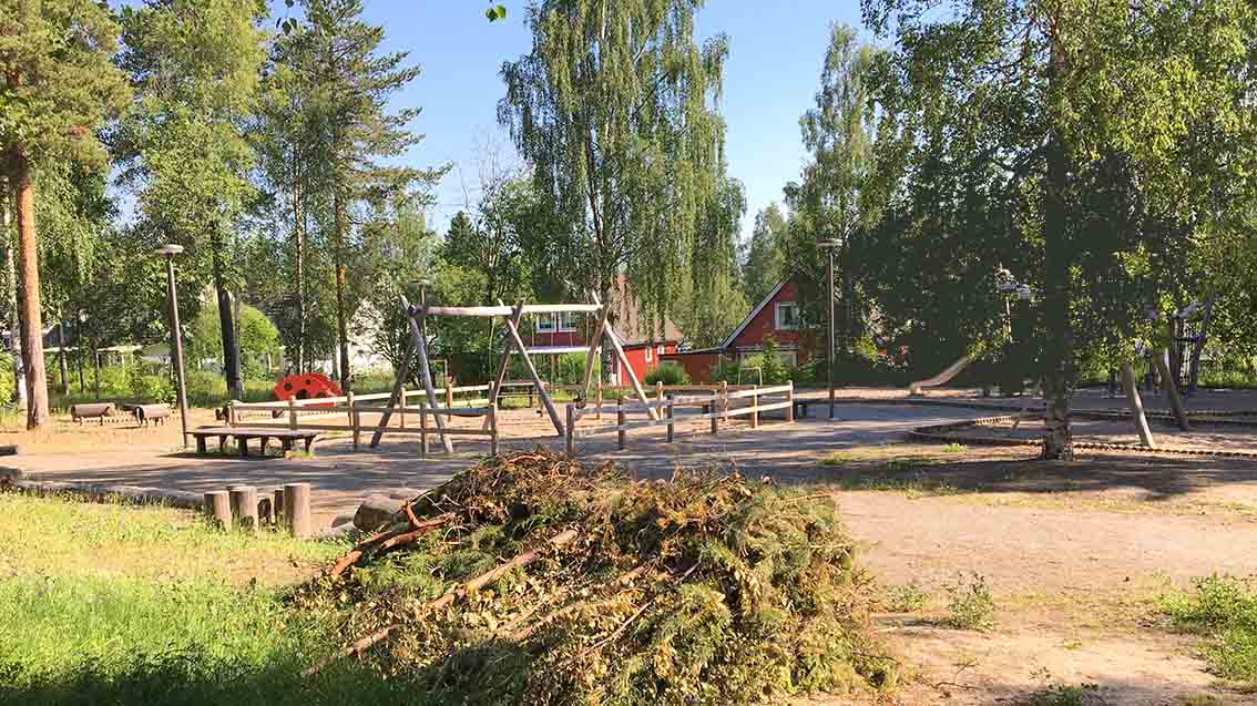 Lekpark med gungor och klätterredskap