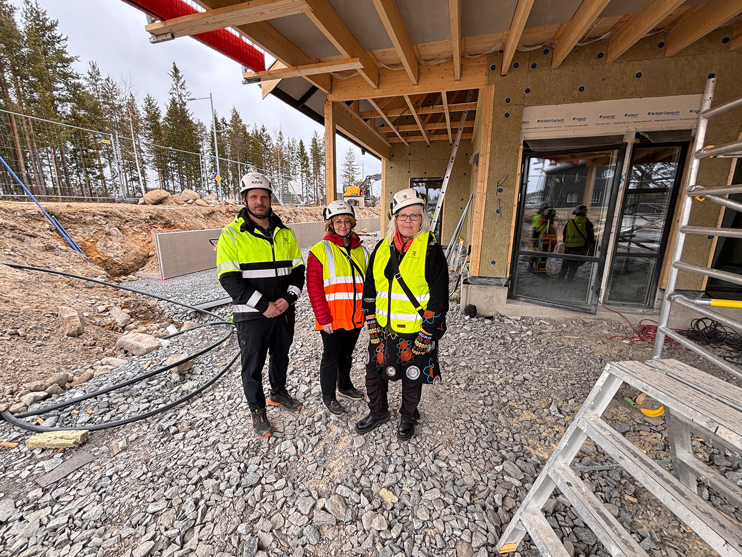 Projektledare Viktor Aurell, socialnämndens ordförande Bodil Wennerbrandt Sevastik och Ulrika Lundberg, ordförande för infrastruktur- och servicenämnden besökte Hällbackens nya gruppboende på Skogsmyrgatan som förväntas kunna vara inflyttningsklart i november i år.