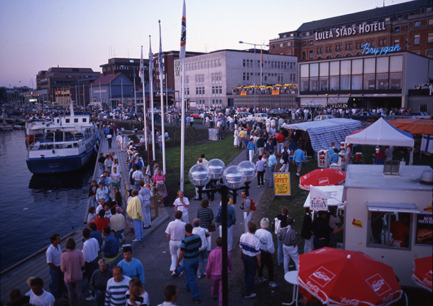 Folkvimmel i Norra Hamnen.