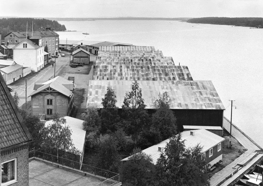 Vy över koksmagasinen i hamn.