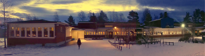 Utomhusbild Furuparksskolan, en del av skolans gård