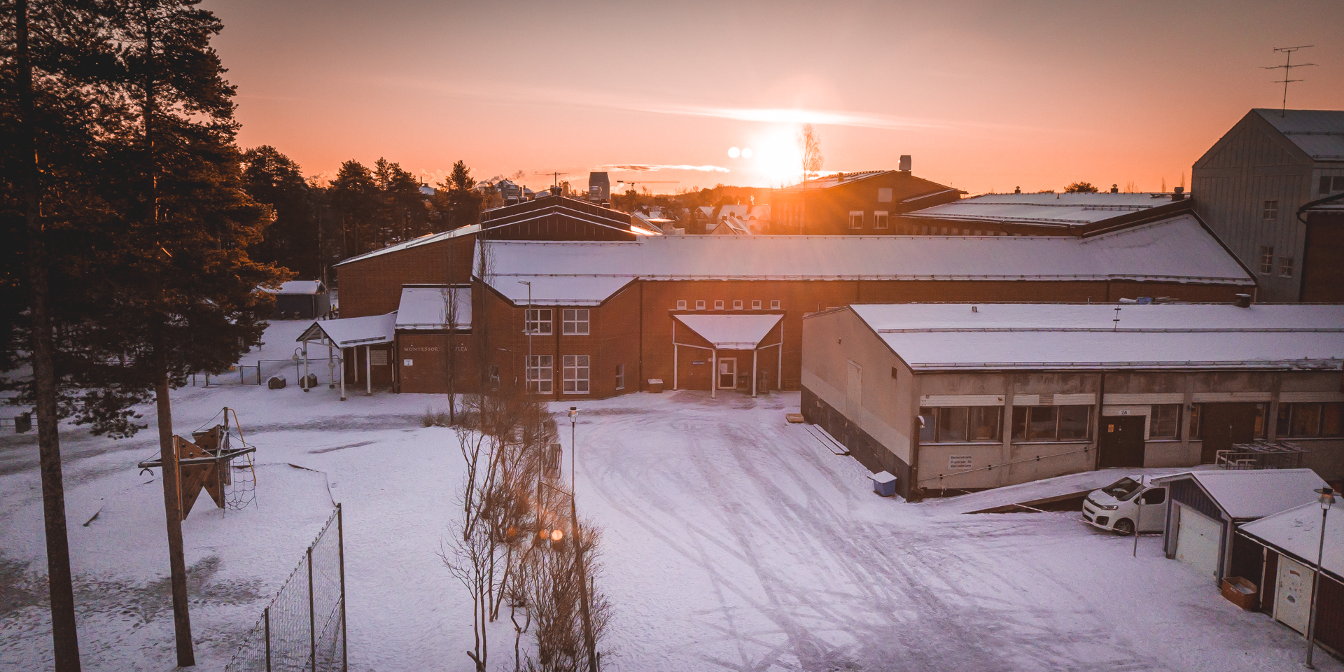 Flygbild över Montessoriskolan med vy över skolans område