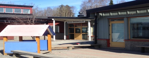 Utomhusbild Ängskolan, en del av skolans gård