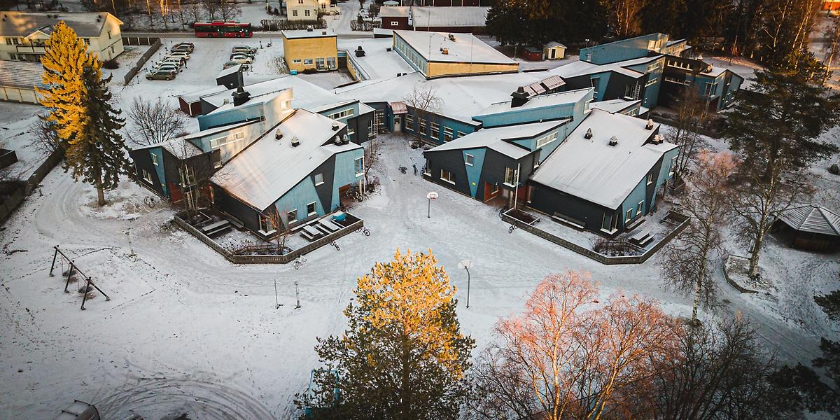 Flygbild över Kråkbergsskolan med vy över skolans område.