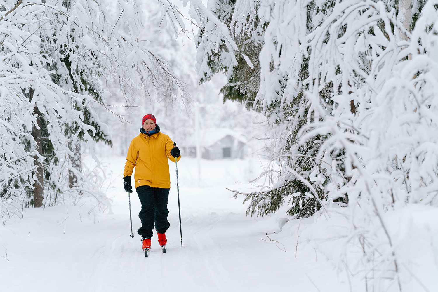 Byborna hjälps åt att hålla uppe finfina skoter- och skidspår mitt i byn under vintern.
