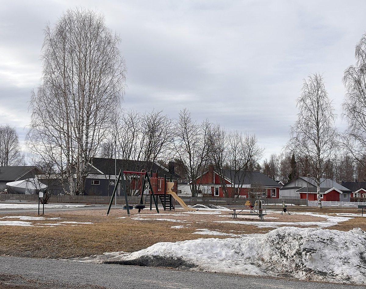 Här ses lekplatsen vid Rödklöverstigen i Gammelstad, bilden tagen 8 april 2025.