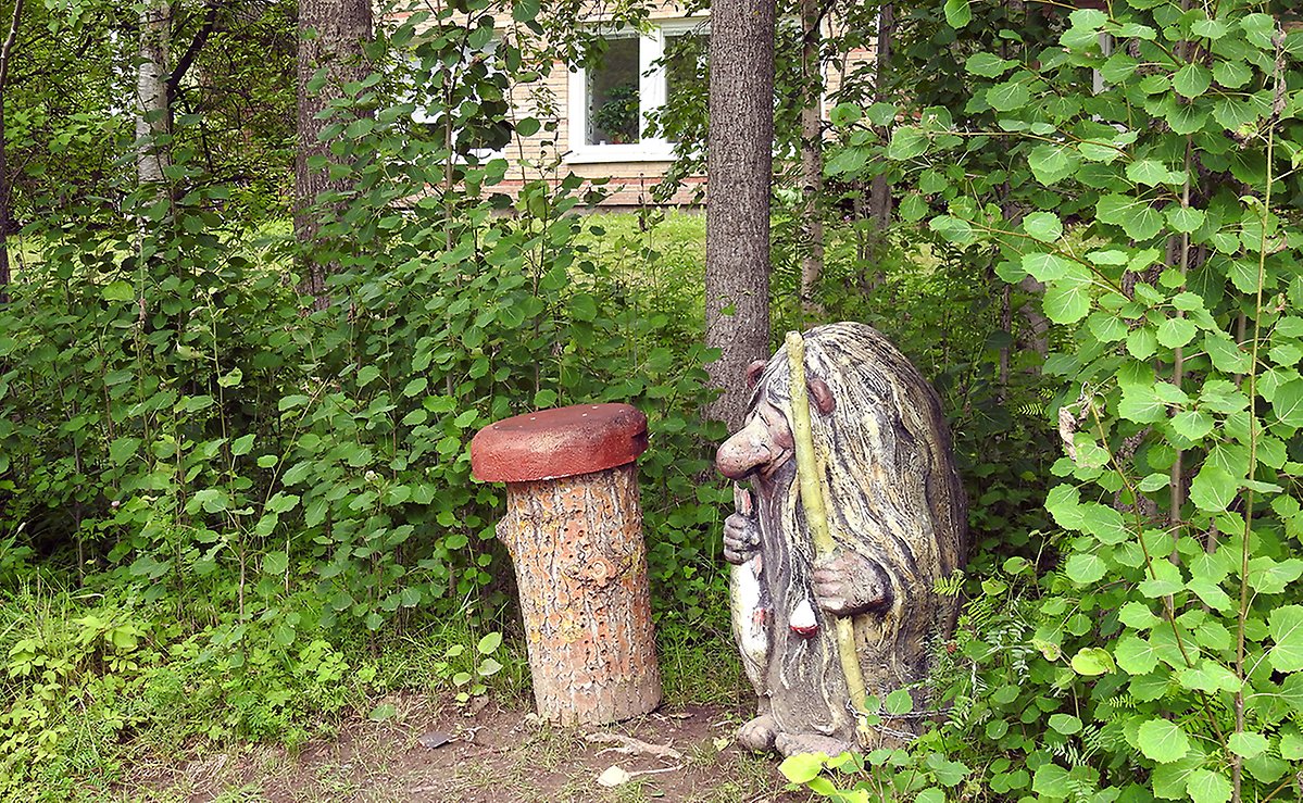 Vid fågeldammen möter man ett troll i skogskanten och stora svampar av trä